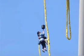 蹦极跳下去，才发现扣子没扣？图片