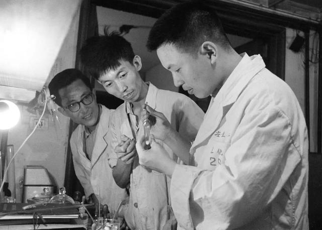 百年瞬间丨我国完成人工全合成结晶牛胰岛素