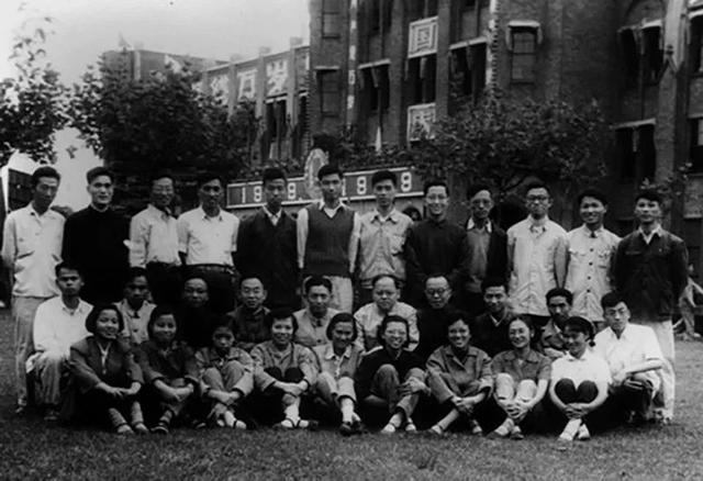 百年瞬间丨我国完成人工全合成结晶牛胰岛素