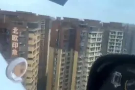 小飞机超低空飞越成都市区！网友：太危险！望严惩图片