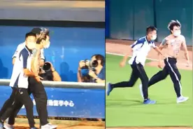台湾网红为抗议“年轻人无疫苗可打”，赤膊跳球场看台后骨折图片