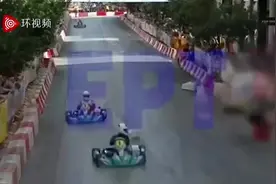 现场视频公布！希腊卡丁车赛突发事故，参赛车辆失控冲出跑道撞伤6岁男孩图片