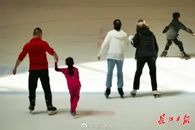 室内滑冰、密室逃脱……武汉年轻人这么过中秋图片