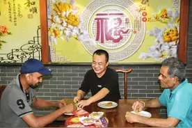 海外华人如何过中秋？西班牙华人留学生做汉语教师，告诉外国学生嫦娥奔月的故事图片