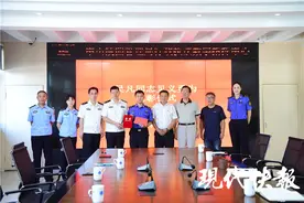 小伙子见义勇为，受到南京地铁警方表彰图片