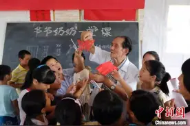 “爷爷奶奶一堂课”发起人：让心怀世界的孩子脚下有根图片