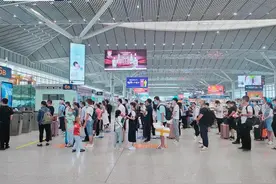 陕西铁路迎来返程客流小高峰 增开62趟旅客列车提升运能图片