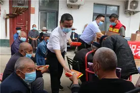 河南太康：中秋节爱心涌向孤寡老人和环卫工人图片