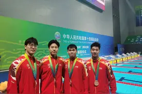 上海游泳队获男子4x200米混合泳接力季军，接力奋进诠释团结的力量图片
