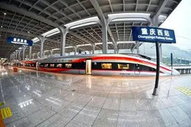 为应对返程客流高峰，铁路部门加开夜间动车组图片