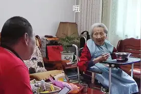 “有妈妈在就有家”，他和99岁母亲的日常生活感动无数人图片