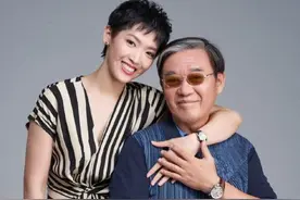老戏骨李立群与女儿过节，31岁女儿五官随爸，妈妈遗憾没出镜图片