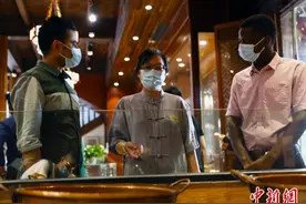 浙江杭州：外国友人中秋佳节体验中医文化图片