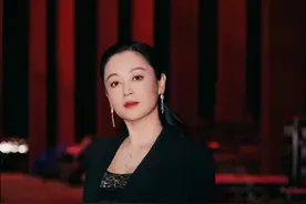 52岁陈红状态真好，北影节穿黑色西装大秀好身材，网友：嫦娥姐姐图片
