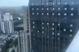 轻型飞机低空穿越人口稠密区？民航四川监管局：调查中 若涉嫌违规将依法处理图片