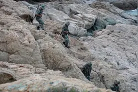 深夜十一点，爷爷在村口等待回家团圆的孙女…网友：想他们了图片