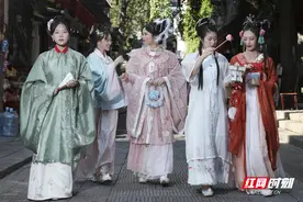 组图丨古韵赏月，快看！汉服小姐姐出街啦图片