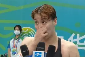 傅园慧100米仰泳摘铜，提到重病教练，她不停擦拭泪水图片