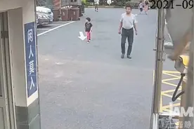 家长带娃走亲戚，不料孩子跑进其他小区图片
