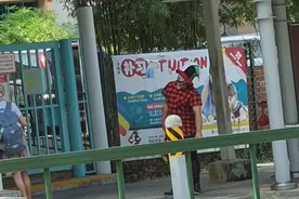 欧美恐怖片既视感！小丑在新加坡小学外游荡图片