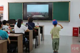 中秋节活动现场，小男孩向边防军人敬礼图片