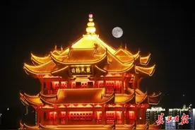 登名楼赏明月，黄鹤楼上各地游客共享浪漫图片