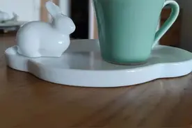 手里握着六便士，眼里看着月亮图片