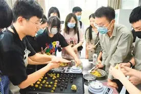 川台青年共度中秋佳节图片