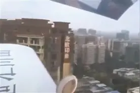 轻型飞机低空穿越成都楼群？涉事公司：未偏离航线图片