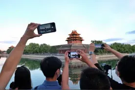 摄影爱好者中秋故宫角楼拍圆月图片