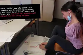 比利时女子天生没有手臂 能用脚做饭化妆照顾女儿图片