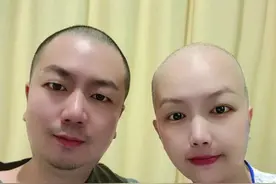 老公陪患癌妻子一起剃光头：想让她知道她不是一个人在战斗图片