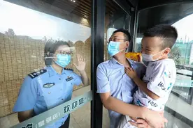 山东青岛：中秋佳节 边防民警在隔离点迎来“别样团圆”图片