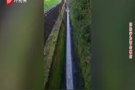 英国青年为寻刺激乘橡皮艇从狭窄水道滑下 场面惊险遭批图片