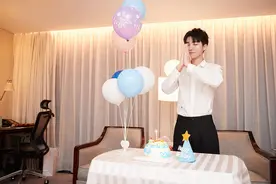王俊凯生日气球蛋糕围绕场面浪漫 闭眼许愿气质温柔脸庞精致图片