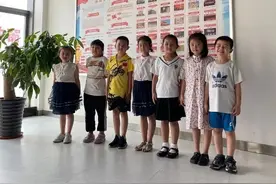 合肥：7名小学生认真参与红色经典朗诵大赛 刻苦练习、拍外景视频图片