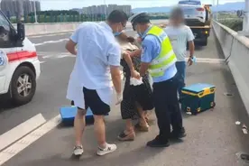 高速上货车掉落铁片刺穿后车底盘和座椅，致一女子髋骨骨裂图片