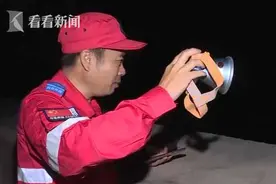 不要命！为了几条鱼 30多人凌晨与大潮"赛跑"...图片