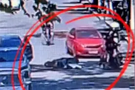 女子“车门杀”撞倒一电动车驾驶员，报警称自己车被撞视频封面