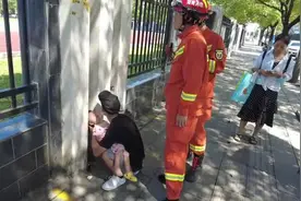 龙山：小女孩头部被卡墙缝 消防员化险为夷图片
