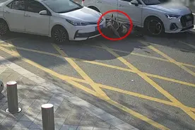 万幸！电瓶车主遭小轿车前后轮两次碾压 这个习惯救了自己一命图片
