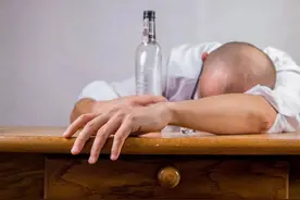 1100多万人数据显示：频繁小酌，消化道癌风险高！喝酒脸红的人，更要警惕图片