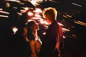 陈飞宇×张婧仪暮夏花火大片 烟火下对视浪漫唯美图片