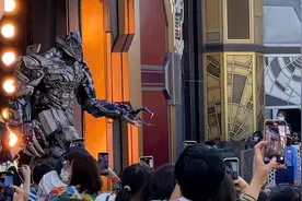 北京环球影城的威震天火了，到底有啥魔力？视频封面