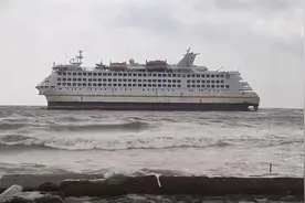 在威海搁浅的外籍邮轮上有3人，正在制订脱浅方案图片