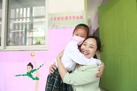 拆盲盒、吃棒棒糖、“宇航员”空降！开学第一天，郑州市区小学生惊喜收不停图片