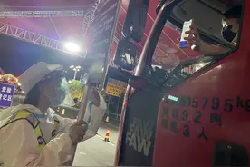“对不起，妈妈把‘小怪兽’打倒了就回家！”图片