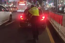 车辆故障停路中，铁骑推车护安全图片