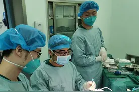 八旬老汉头颅插铁钉刺穿大血管 医生巧手施救排险情图片