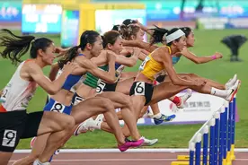 田径——女子100米栏决赛赛况图片